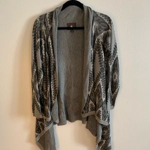 Heartloom gray woven pattern flowy sweater